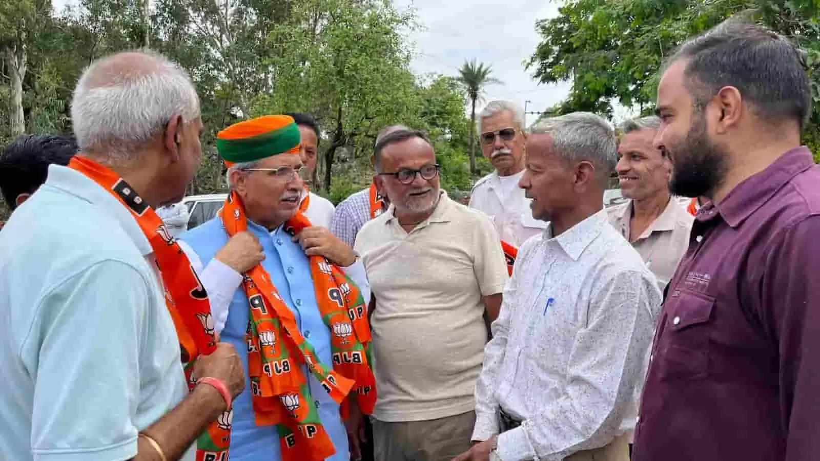 तस्वीर में माउंट आबू टोल नाके पर केंद्रीय मंत्री अर्जुन राम मेघवाल भाजपा कार्यकर्ताओं के साथ बातचीत करते हुए। तस्वीर में माउंट आबू टोल नाके पर केंद्रीय मंत्री अर्जुन राम मेघवाल भाजपा कार्यकर्ताओं के साथ बातचीत करते हुए।