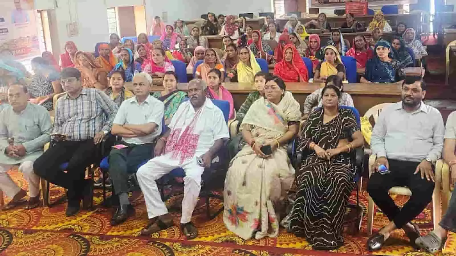तस्वीर में पंचायत समिति सभागार में कुर्सियों पर बैठकर लाइव प्रसारण देखते ग्रामीण और भाजपा नेता। तस्वीर में पंचायत समिति सभागार में कुर्सियों पर बैठकर लाइव प्रसारण देखते ग्रामीण और भाजपा नेता।