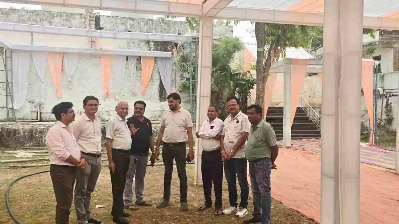 तस्वीर में संयुक्त व्यापार महासंघ के पदाधिकारी खेरवाड़ा के श्री राम वाटिका मैदान में तैयारियों का निरीक्षण करते हुए। तस्वीर में संयुक्त व्यापार महासंघ के पदाधिकारी खेरवाड़ा के श्री राम वाटिका मैदान में तैयारियों का निरीक्षण करते हुए।