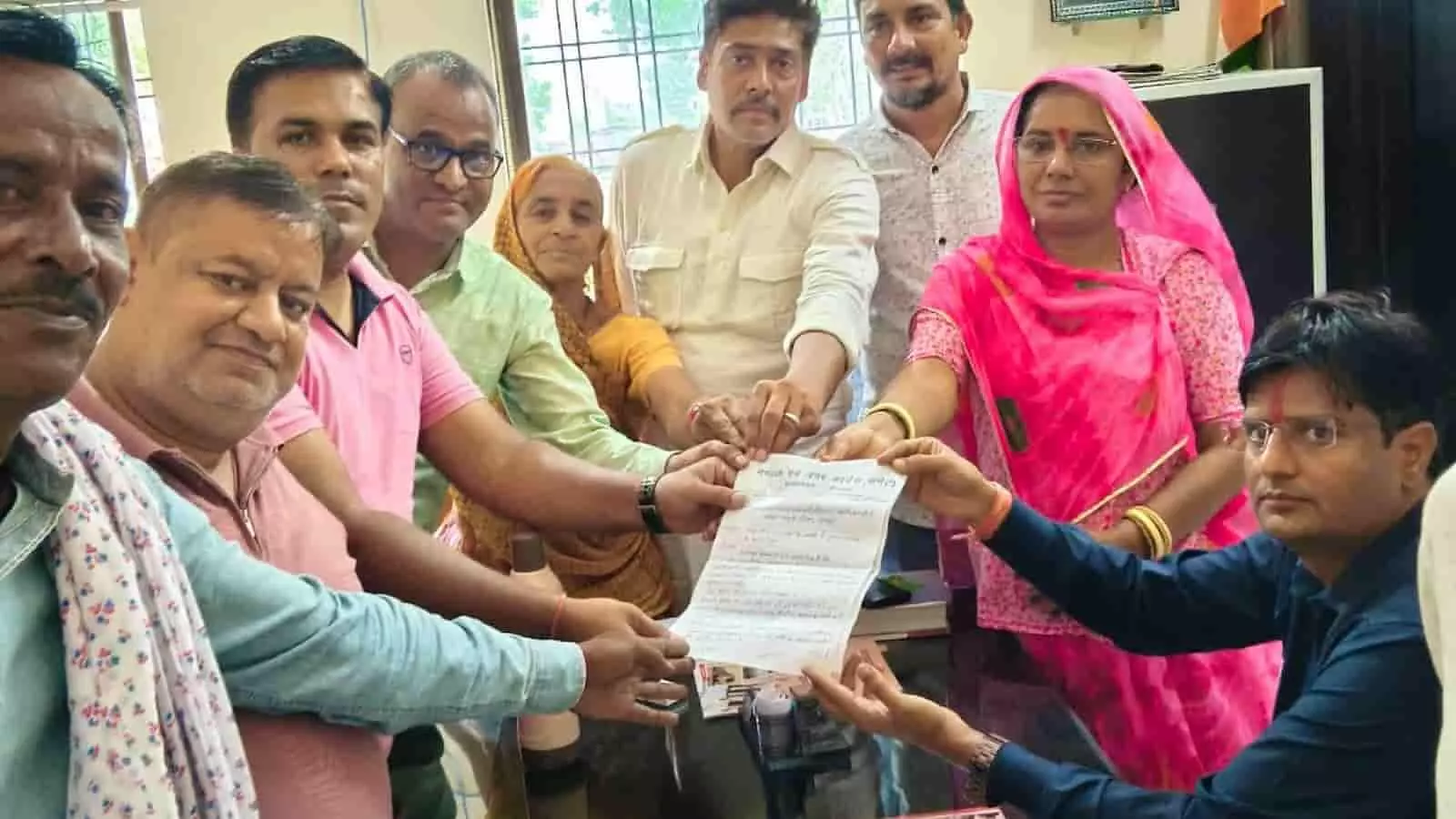 तस्वीर में कांग्रेस कार्यकर्ता फतहनगर नगर पालिका कार्यालय में अधिकारी को ज्ञापन पत्र सौंप रहे हैं। तस्वीर में कांग्रेस कार्यकर्ता फतहनगर नगर पालिका कार्यालय में अधिकारी को ज्ञापन पत्र सौंप रहे हैं।