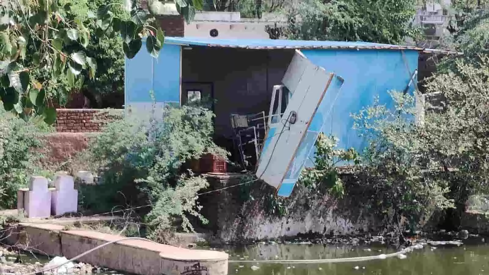 जनूथर में जलस्रोत के किनारे स्थित क्षतिग्रस्त और खुला हुआ सरकारी आरओ प्लांट शेड। जनूथर में जलस्रोत के किनारे स्थित क्षतिग्रस्त और खुला हुआ सरकारी आरओ प्लांट शेड।