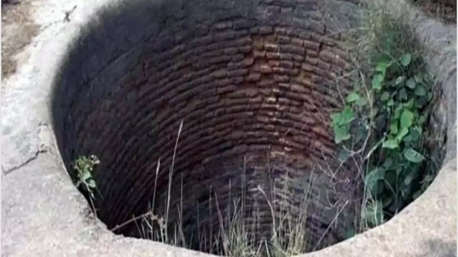 ईंटों से बना एक गहरा गोल कुआं जो मैहर के खरमसेड़ा गांव में हुए हादसे के स्थल को दर्शाता है। ईंटों से बना एक गहरा गोल कुआं जो मैहर के खरमसेड़ा गांव में हुए हादसे के स्थल को दर्शाता है।