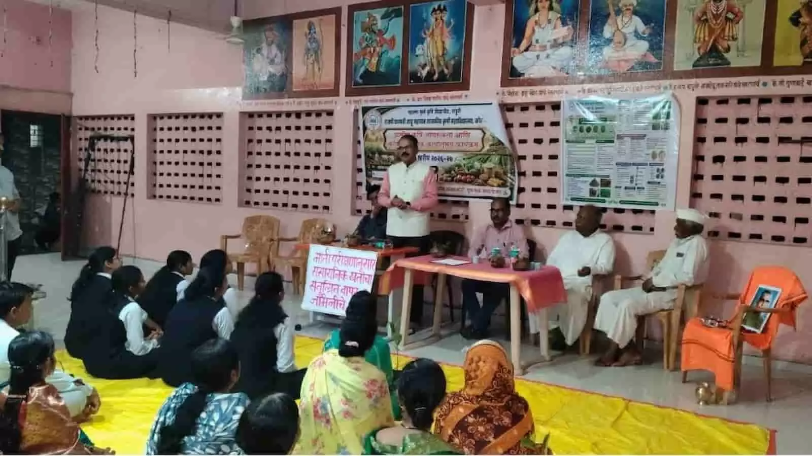 कोल्हापुर के कोगील बुद्रुक गांव में कृषि मार्गदर्शन कार्यक्रम के दौरान संबोधित करते मुख्य अतिथि और बैठे लोग।