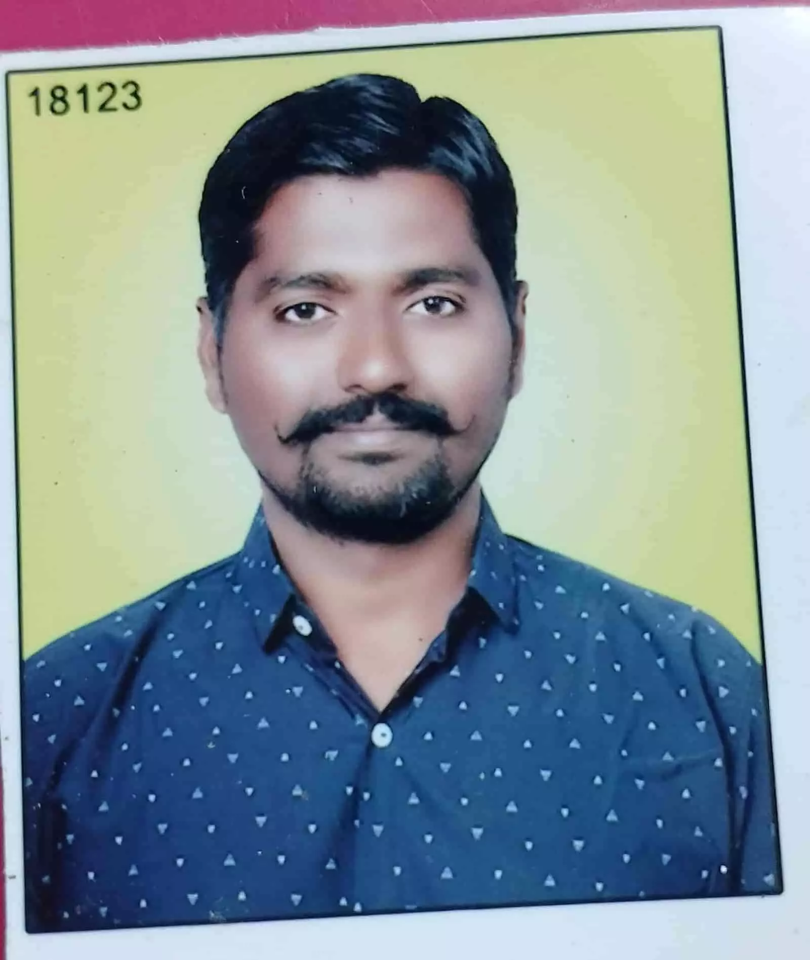 तस्वीर में प्याज विशेषज्ञ भूषण माधव बाबुल हल्के पीले बैकग्राउंड के सामने खड़े हैं।