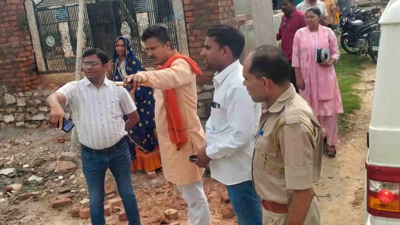 वार्ड नंबर 52 में अधिकारियों की टीम क्षेत्र की समस्याओं का निरीक्षण कर रही है।