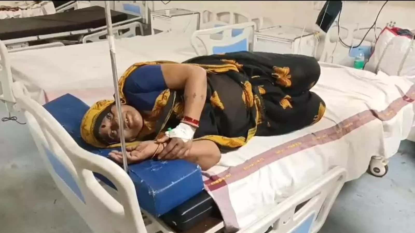 अस्पताल में बेड पर लेटी महिला जिसके हाथ में ड्रिप लगी हुई है। अस्पताल में बेड पर लेटी महिला जिसके हाथ में ड्रिप लगी हुई है।