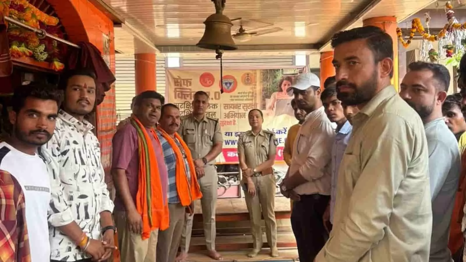 पुलिस अधिकारी मंदिर परिसर में नागरिकों को साइबर अपराधों से बचने के उपाय समझा रहे हैं। पुलिस अधिकारी मंदिर परिसर में नागरिकों को साइबर अपराधों से बचने के उपाय समझा रहे हैं।