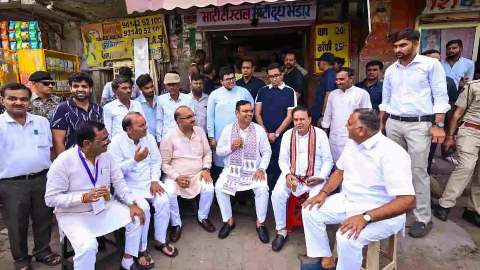 जोधपुर में भाटी टी स्टॉल पर स्थानीय लोगों संग चाय पीते मुख्यमंत्री भजनलाल शर्मा। जोधपुर में भाटी टी स्टॉल पर स्थानीय लोगों संग चाय पीते मुख्यमंत्री भजनलाल शर्मा।