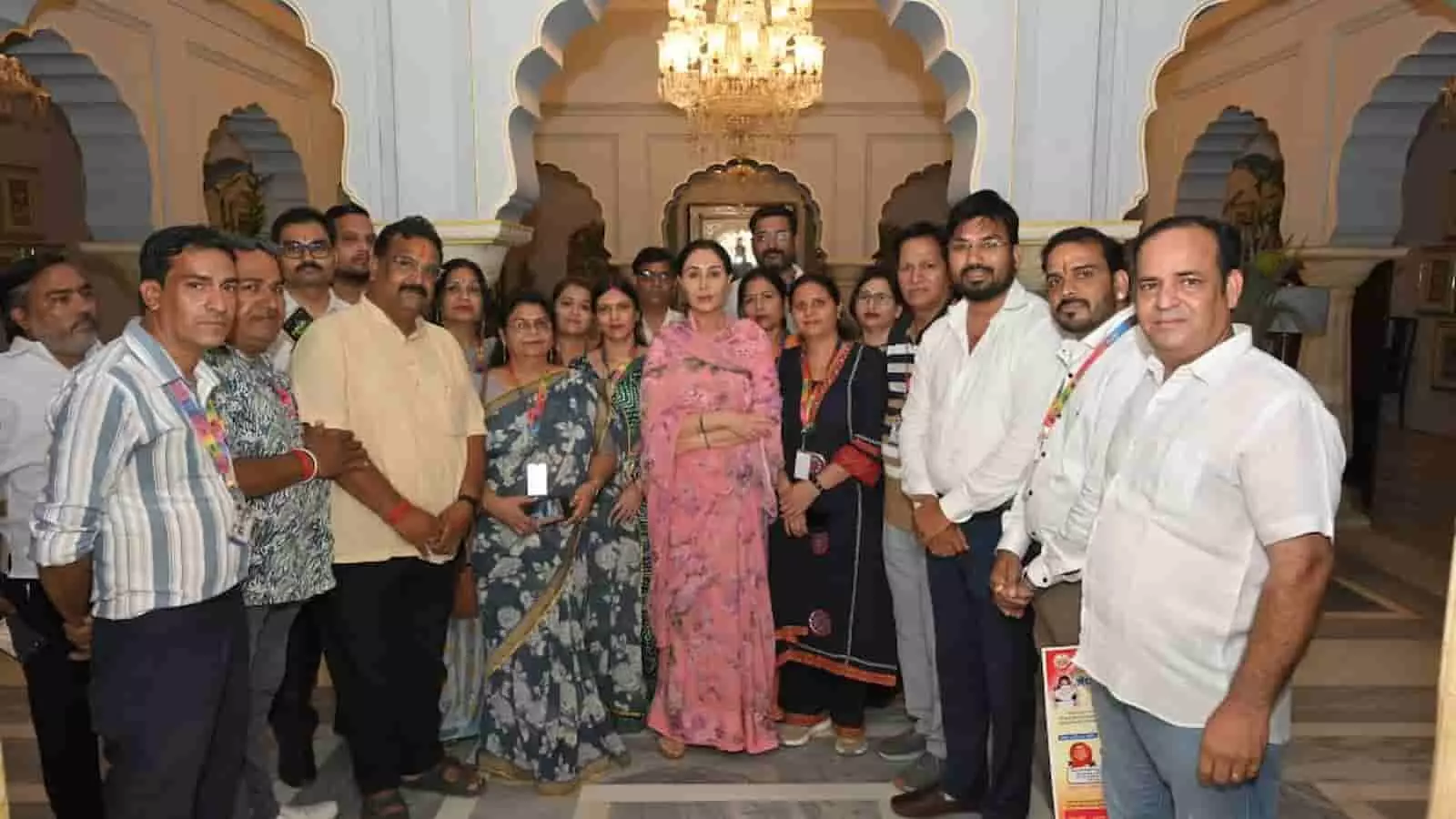 तस्वीर में उपमुख्यमंत्री दिया कुमारी स्वर्णकार सेवा दल की टीम के साथ खड़ी नजर आ रही हैं। तस्वीर में उपमुख्यमंत्री दिया कुमारी स्वर्णकार सेवा दल की टीम के साथ खड़ी नजर आ रही हैं।