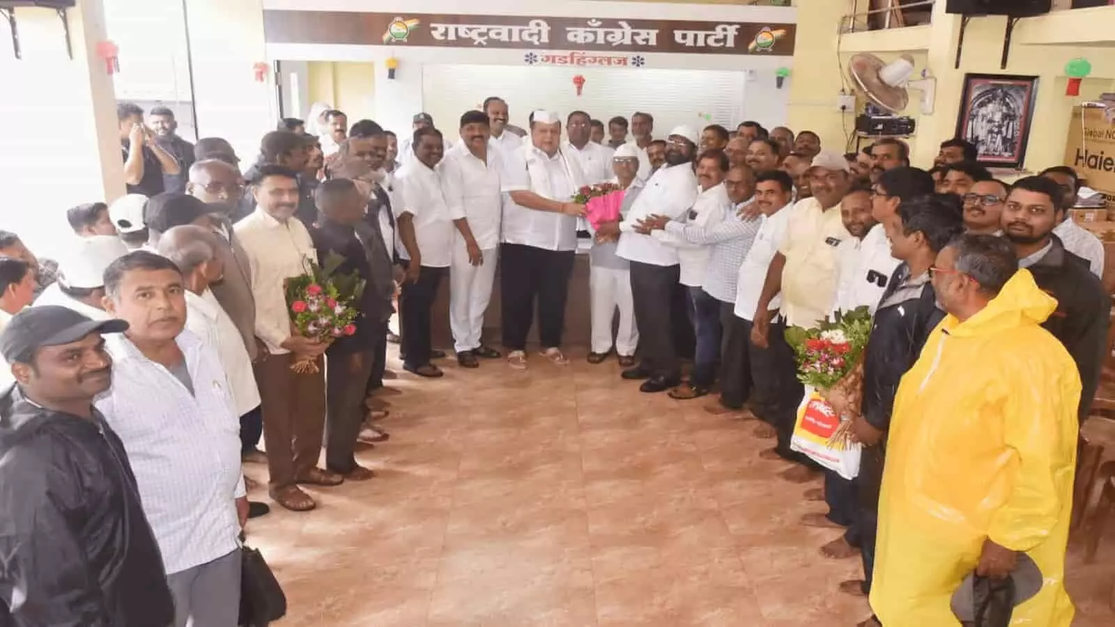 तस्वीर में मंत्री हसन मुश्रीफ को लोग गडहिंग्लज कार्यालय में पुष्पगुच्छ देकर सम्मानित करते दिख रहे हैं।