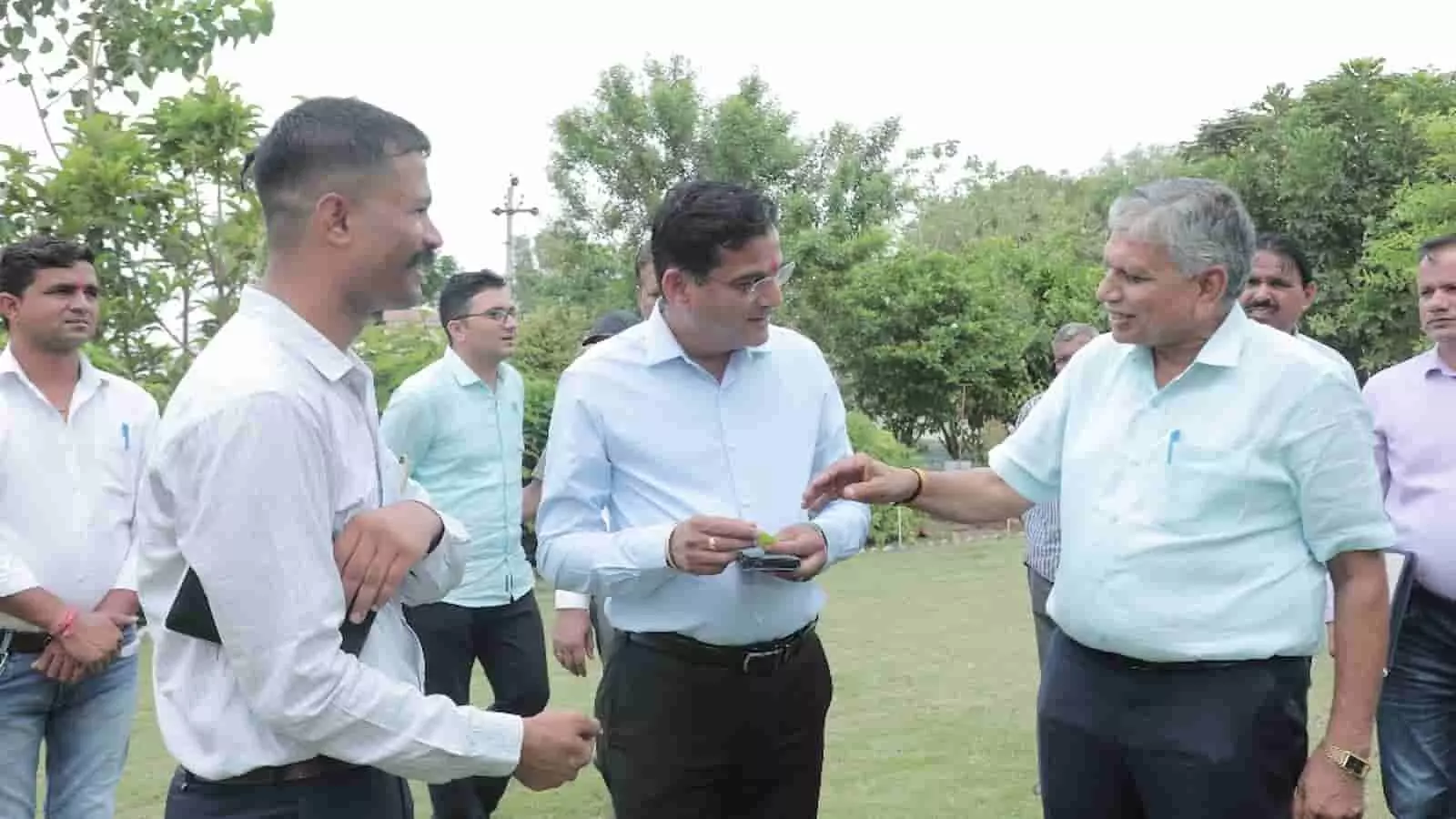 कोटा में कृषि विभाग के अधिकारी प्राकृतिक खेती प्रशिक्षण केंद्र में जैविक कृषि मॉडल देखते हुए कोटा में कृषि विभाग के अधिकारी प्राकृतिक खेती प्रशिक्षण केंद्र में जैविक कृषि मॉडल देखते हुए