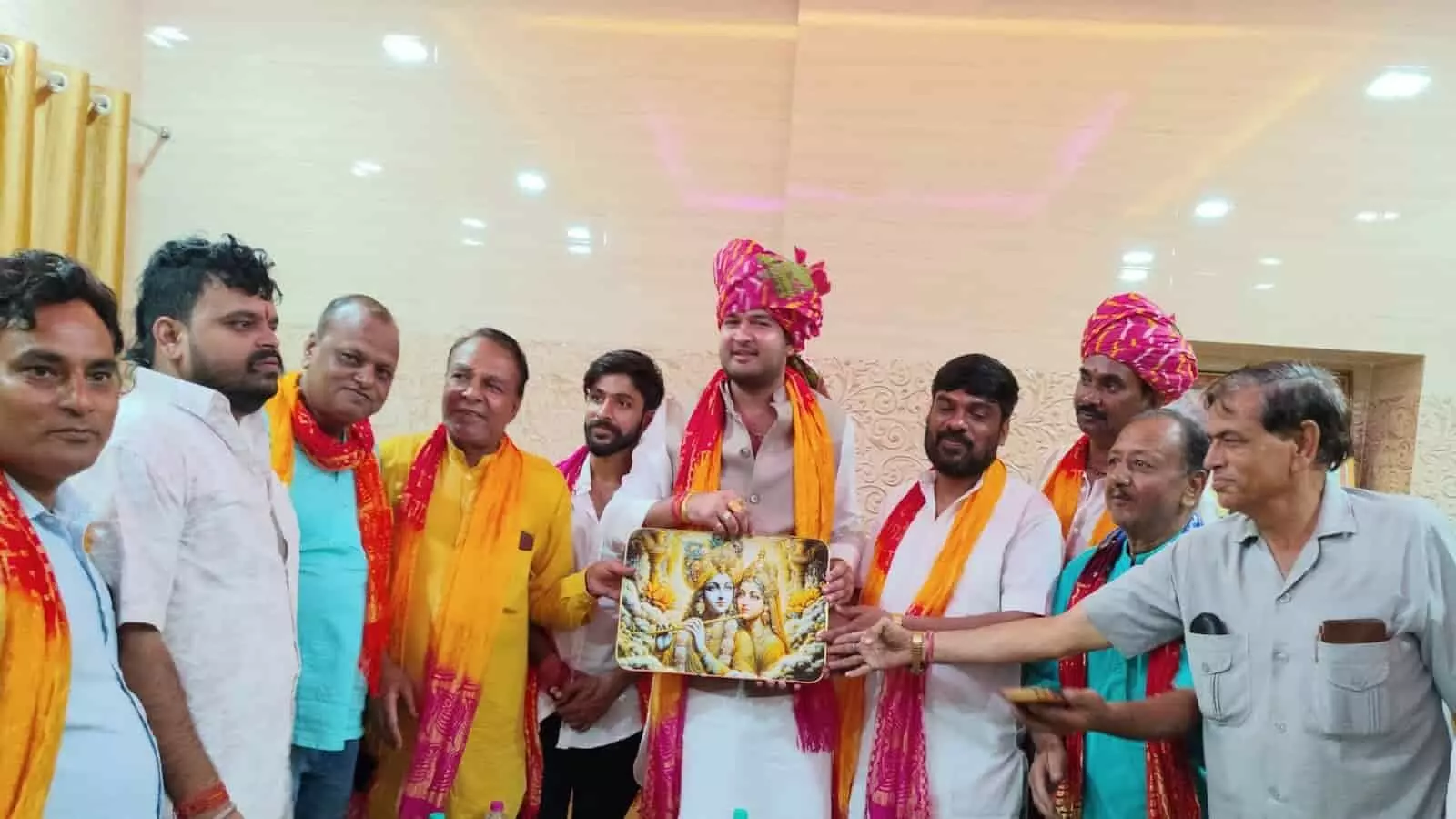 तस्वीर में कई लोग अग्रवाल धर्मशाला गंगापुर सिटी में स्मृति-चिह्न प्रस्तुत करते हुए दिखाई दे रहे हैं। तस्वीर में कई लोग अग्रवाल धर्मशाला गंगापुर सिटी में स्मृति-चिह्न प्रस्तुत करते हुए दिखाई दे रहे हैं।