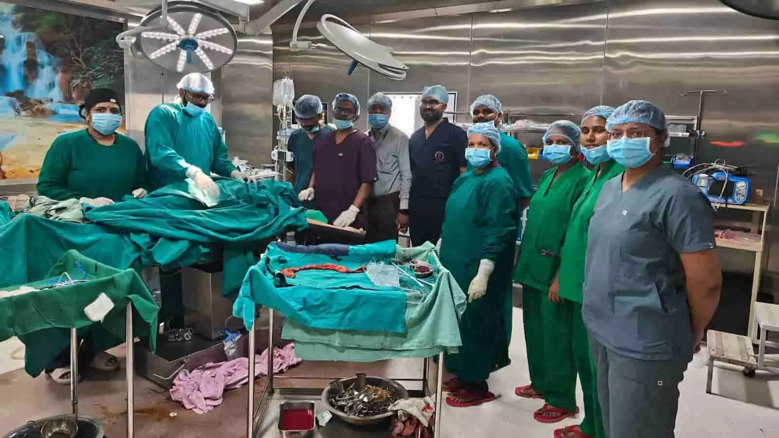 ऑपरेशन थिएटर में मेडिकल उपकरणों के बीच खड़े डॉक्टर और स्टाफ नर्सों की टीम।