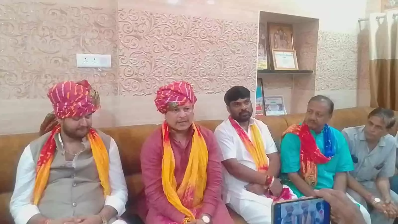 तस्वीर में सर्वेश पाठक और अन्य पदाधिकारी गंगापुर सिटी में प्रेस वार्ता के दौरान दिखाई दे रहे हैं। तस्वीर में सर्वेश पाठक और अन्य पदाधिकारी गंगापुर सिटी में प्रेस वार्ता के दौरान दिखाई दे रहे हैं।