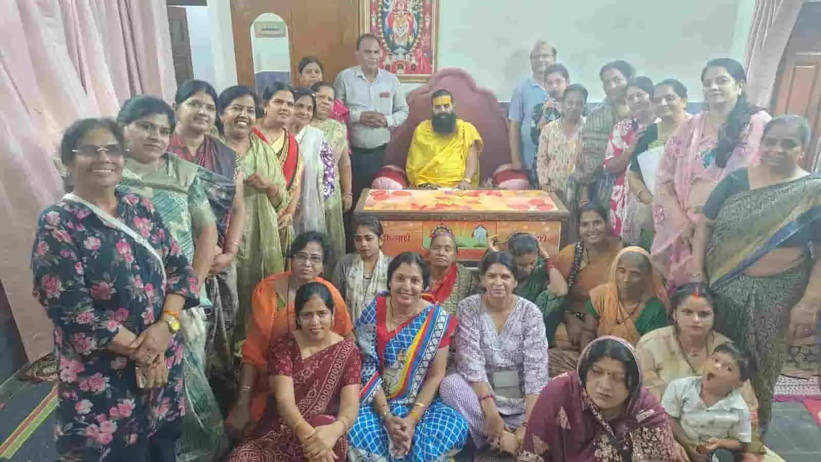 तस्वीर में श्री निंबार्क आश्रम में महंत मोहन शरण शास्त्री और महिला पदाधिकारी बैठक के दौरान समूह में दिख रहे हैं। तस्वीर में श्री निंबार्क आश्रम में महंत मोहन शरण शास्त्री और महिला पदाधिकारी बैठक के दौरान समूह में दिख रहे हैं।