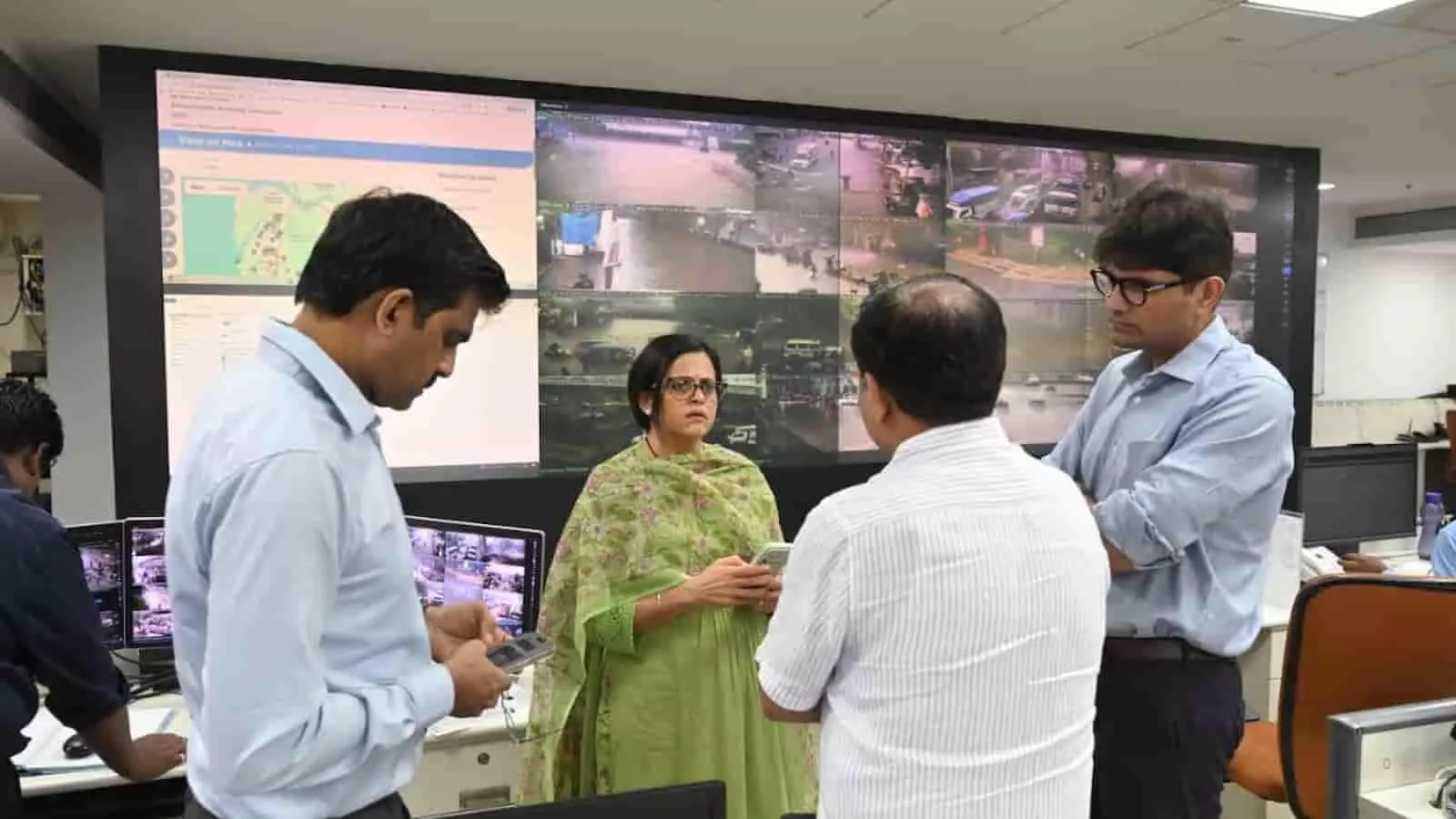 तस्वीर में बीएमसी कंट्रोल रूम के अंदर अधिकारी स्क्रीन पर मुंबई बारिश और जलभराव की स्थिति की निगरानी कर रहे हैं। तस्वीर में बीएमसी कंट्रोल रूम के अंदर अधिकारी स्क्रीन पर मुंबई बारिश और जलभराव की स्थिति की निगरानी कर रहे हैं।