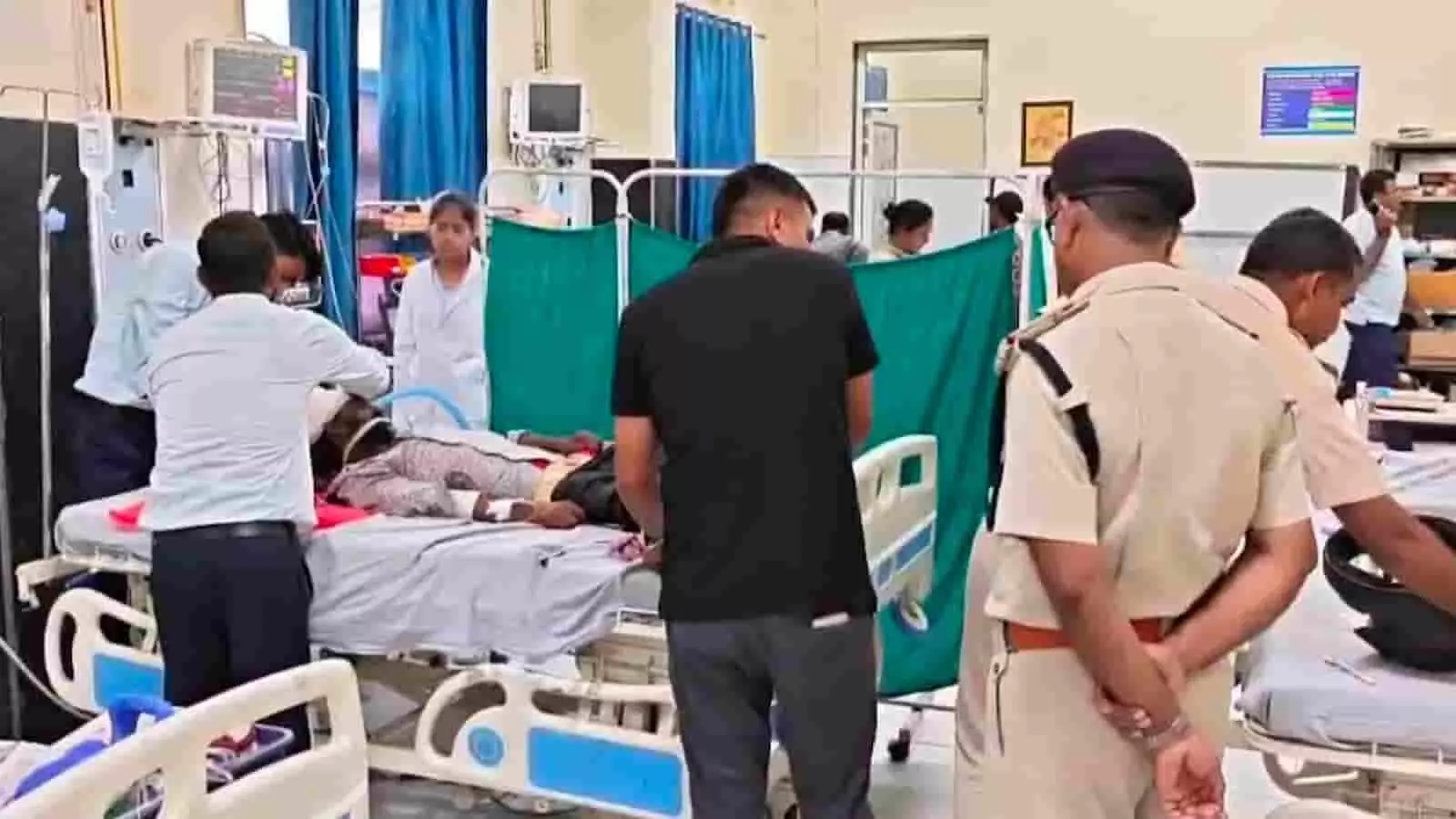 अस्पताल के बिस्तर पर लेटे घायल व्यक्ति को देखते पुलिसकर्मी और स्वास्थ्य कर्मी। अस्पताल के बिस्तर पर लेटे घायल व्यक्ति को देखते पुलिसकर्मी और स्वास्थ्य कर्मी।