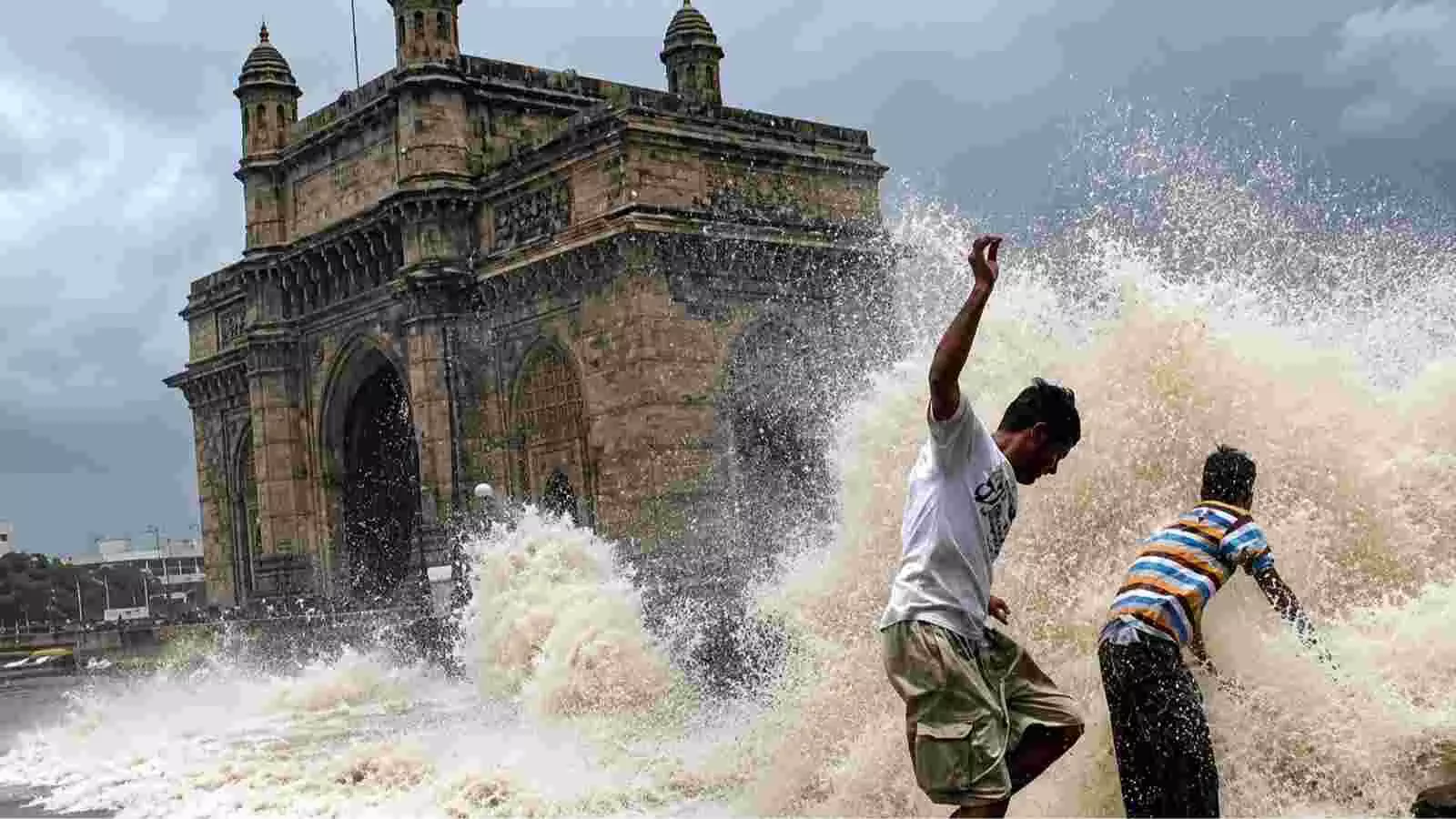 समुद्र के किनारे गेटवे ऑफ इंडिया के पास पानी की तेज लहरें दिख रही हैं। समुद्र के किनारे गेटवे ऑफ इंडिया के पास पानी की तेज लहरें दिख रही हैं।