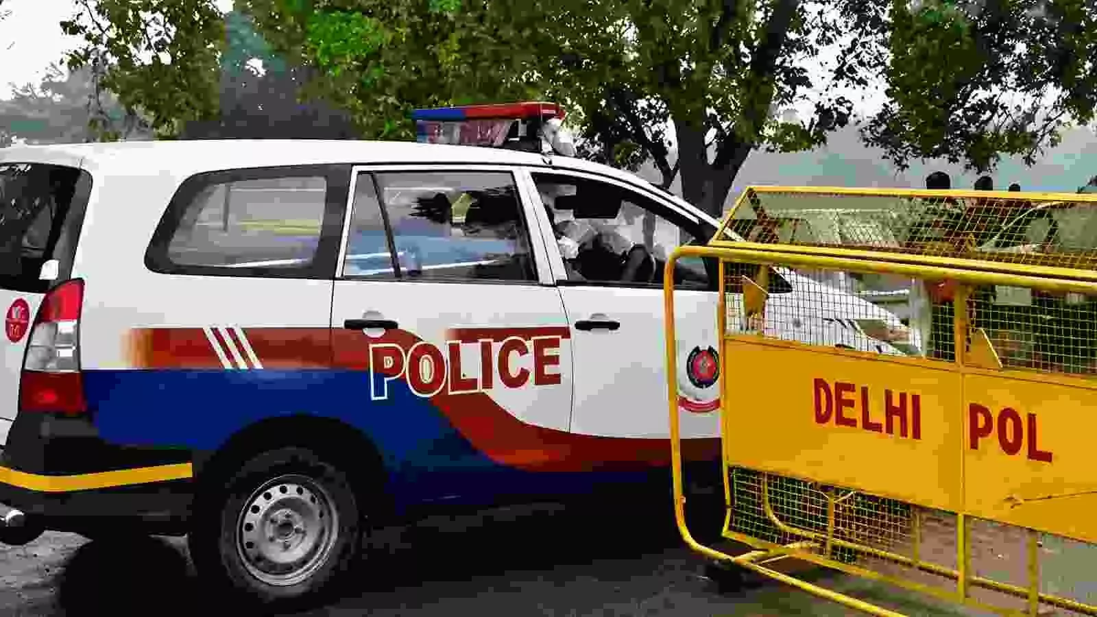 पुलिस की गाड़ी और बैरिकेड्स दिल्ली में कानून व्यवस्था के संदर्भ में दिखाए गए हैं। पुलिस की गाड़ी और बैरिकेड्स दिल्ली में कानून व्यवस्था के संदर्भ में दिखाए गए हैं।