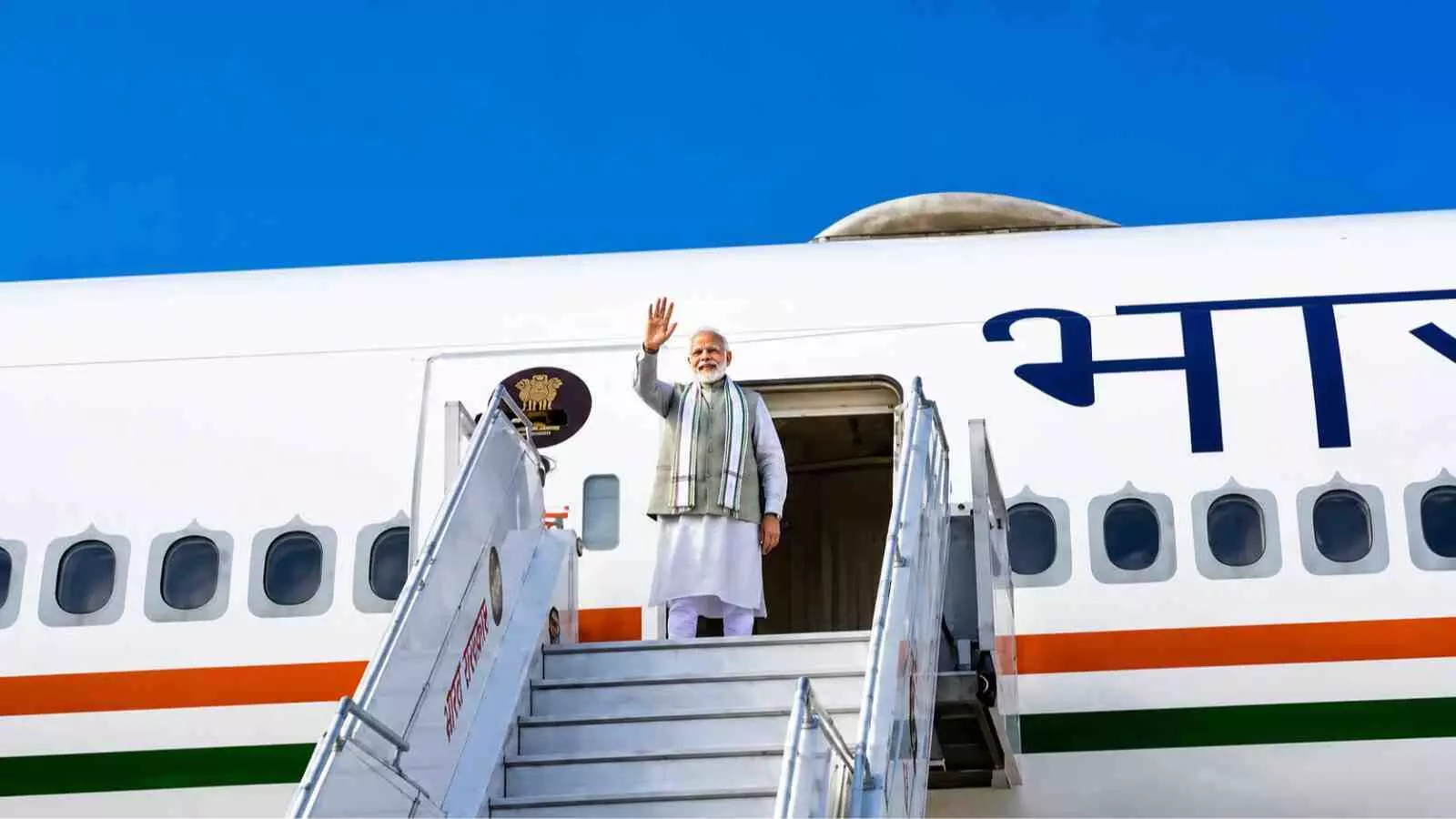 नई दिल्ली से अपने विदेश दौरे के लिए विमान में सवार होते प्रधानमंत्री नरेंद्र मोदी। नई दिल्ली से अपने विदेश दौरे के लिए विमान में सवार होते प्रधानमंत्री नरेंद्र मोदी।