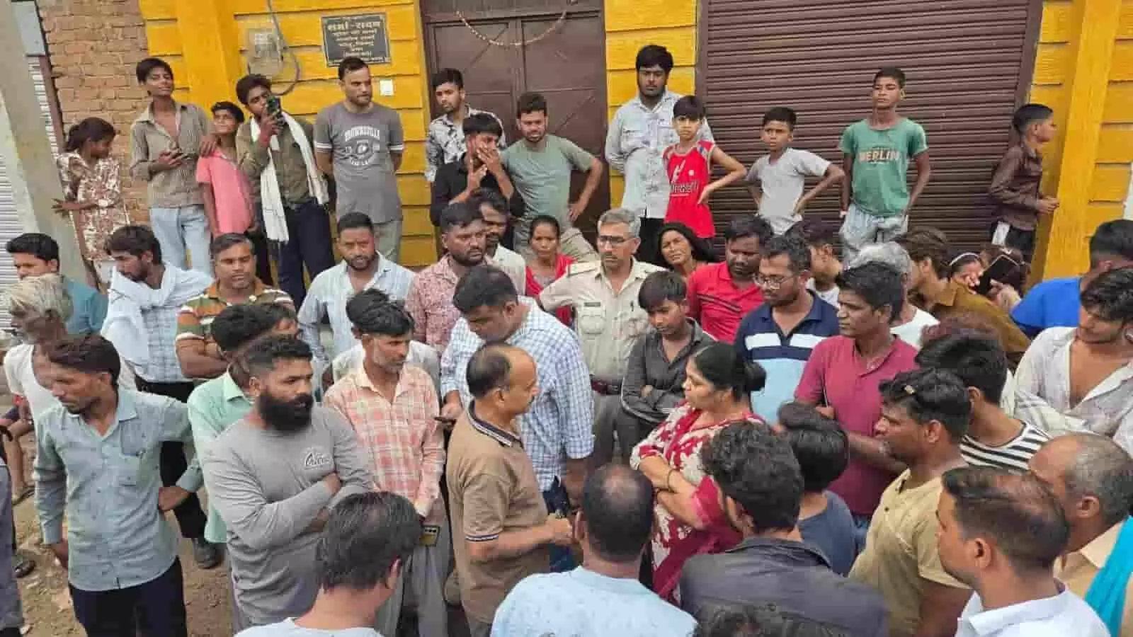तस्वीर में कोटा के बरड़ा बस्ती घटना स्थल पर उपस्थित लोगों के बीच खड़ी कांग्रेस नेता राखी गौतम दिख रही हैं।