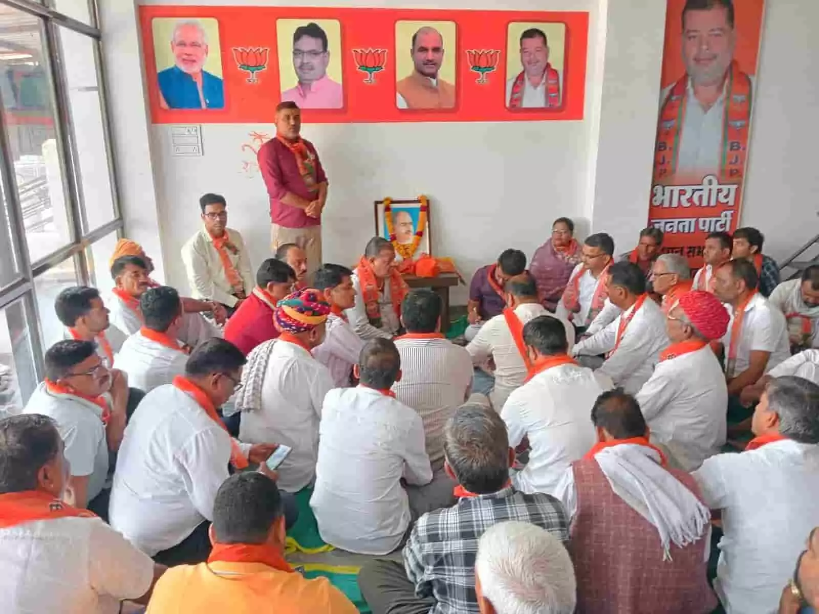 तस्वीर में भाजपा कार्यकर्ता और पदाधिकारी मावली कार्यालय में बैठक के दौरान बैठे हैं।