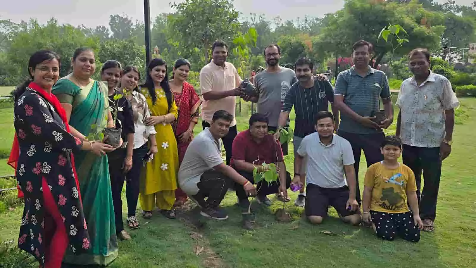 तस्वीर में अग्रवाल फ्रेंड्स क्लब के सदस्य सीवी गार्डन में पर्यावरण संरक्षण के तहत पौधे लगाते हुए।