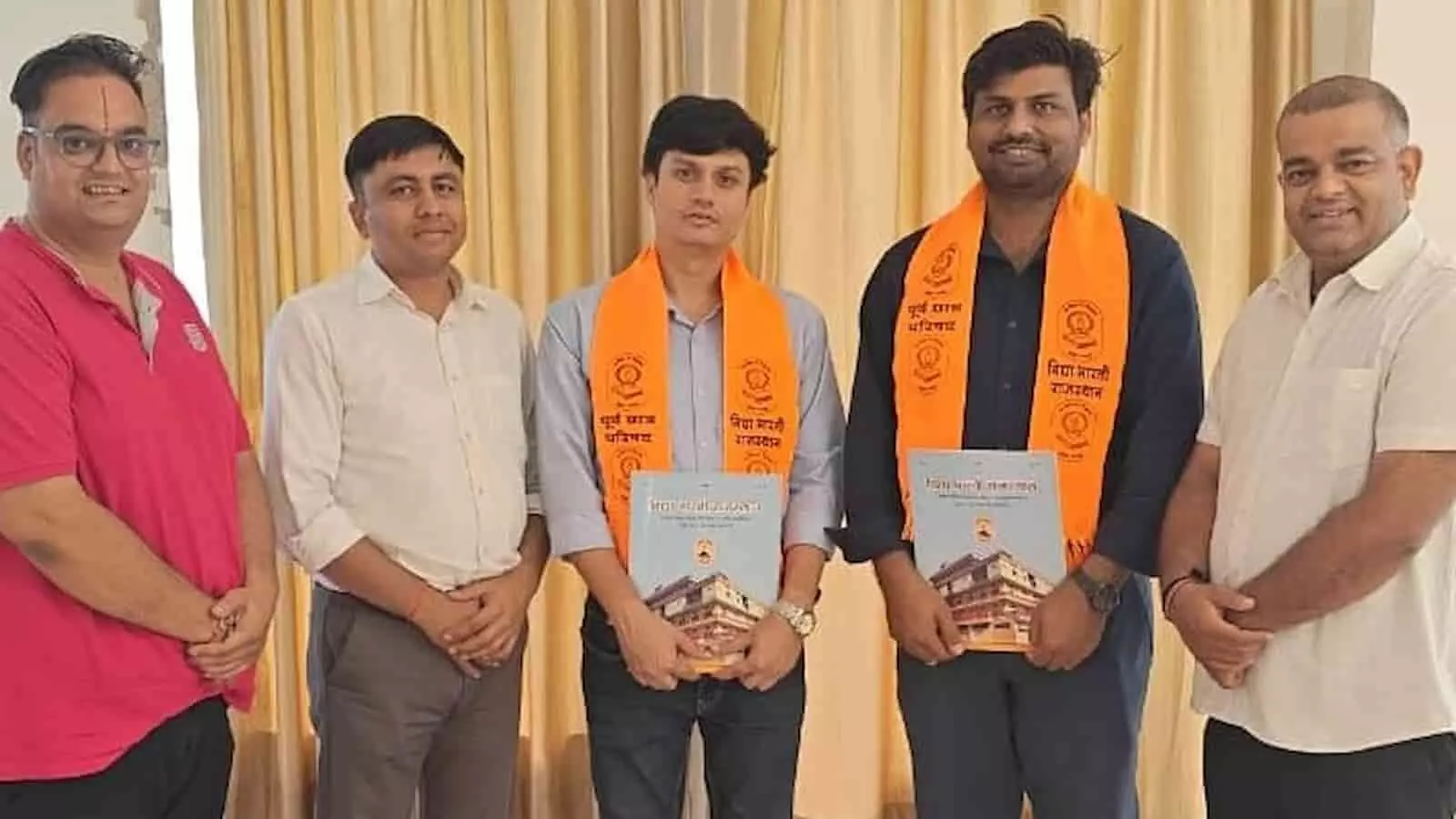 जयपुर में विद्या भारती के पूर्व छात्र परिषद कार्यकर्ता बैठक के दौरान खड़े हैं। जयपुर में विद्या भारती के पूर्व छात्र परिषद कार्यकर्ता बैठक के दौरान खड़े हैं।