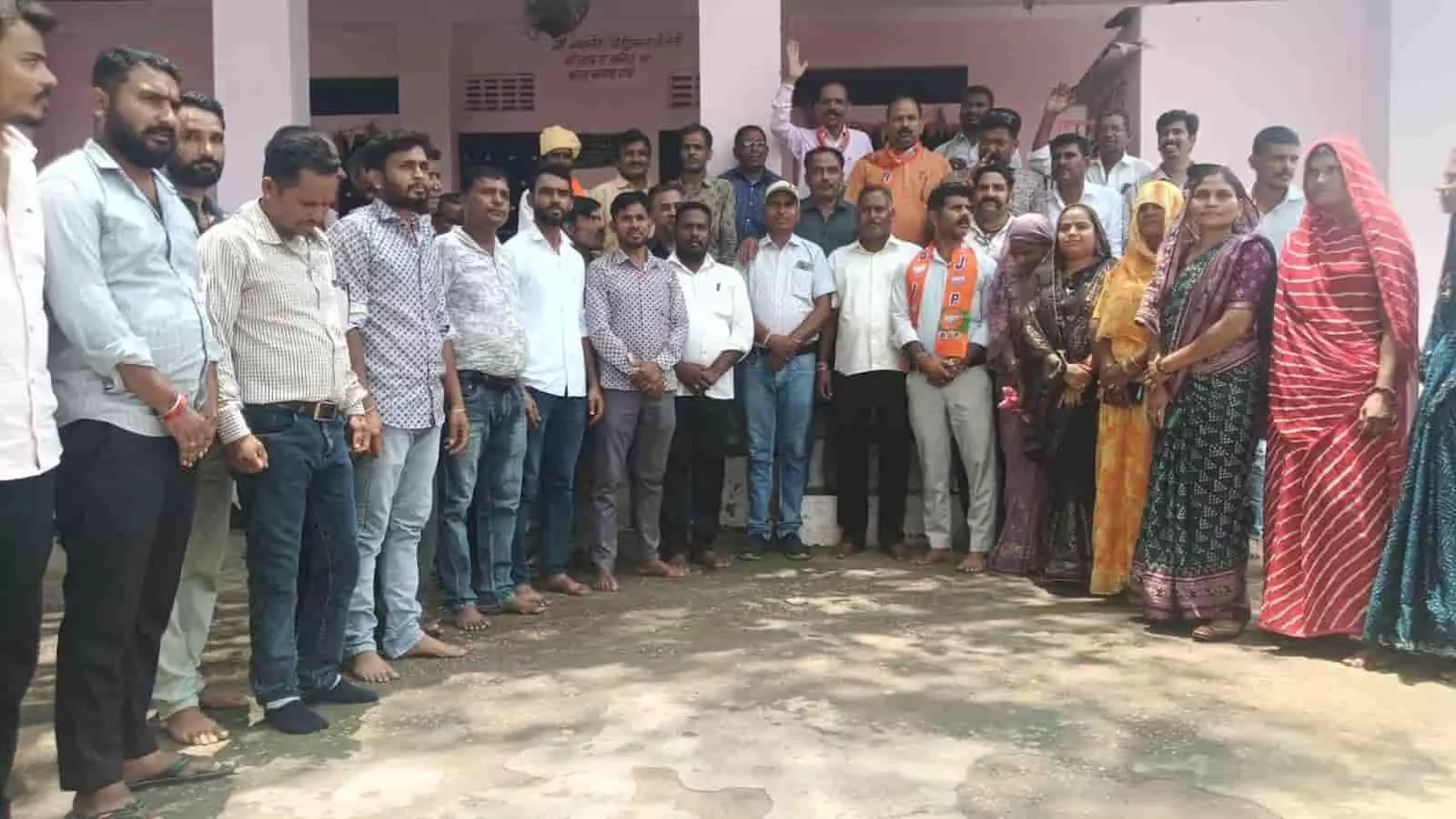 तस्वीर में भवन के सामने भाजपा पदाधिकारी और कार्यकर्ता समूह में खड़े दिखाई दे रहे हैं।