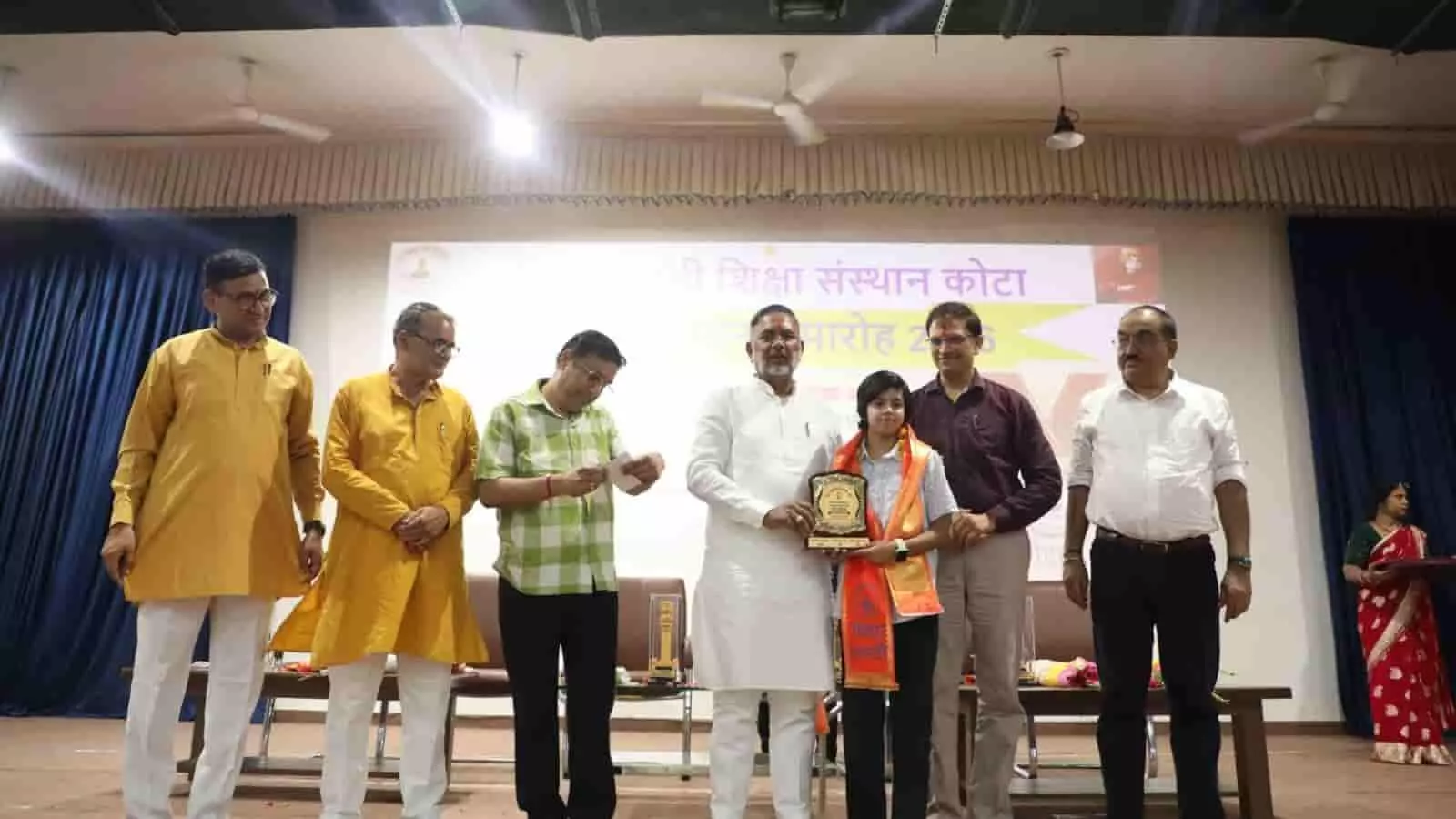 कोटा में विद्या भारती सम्मान समारोह के मंच पर छात्र को सम्मानित करते ऊर्जा मंत्री हीरालाल नागर।