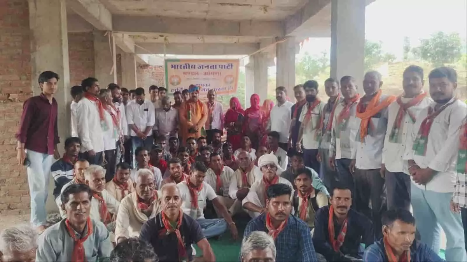 तस्वीर में मंच पर भाजपा पदाधिकारी और बाबूलाल खराड़ी बैठक के दौरान उपस्थित हैं।