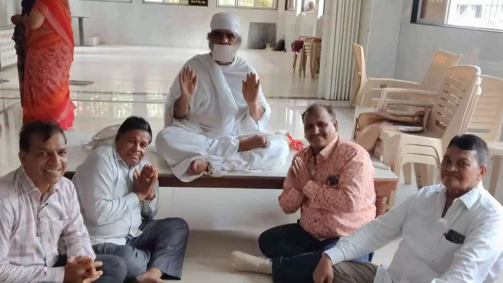 विरार में सिद्धार्थ मुनि महाराज और उनके सामने बैठे श्रद्धालु सदस्य।