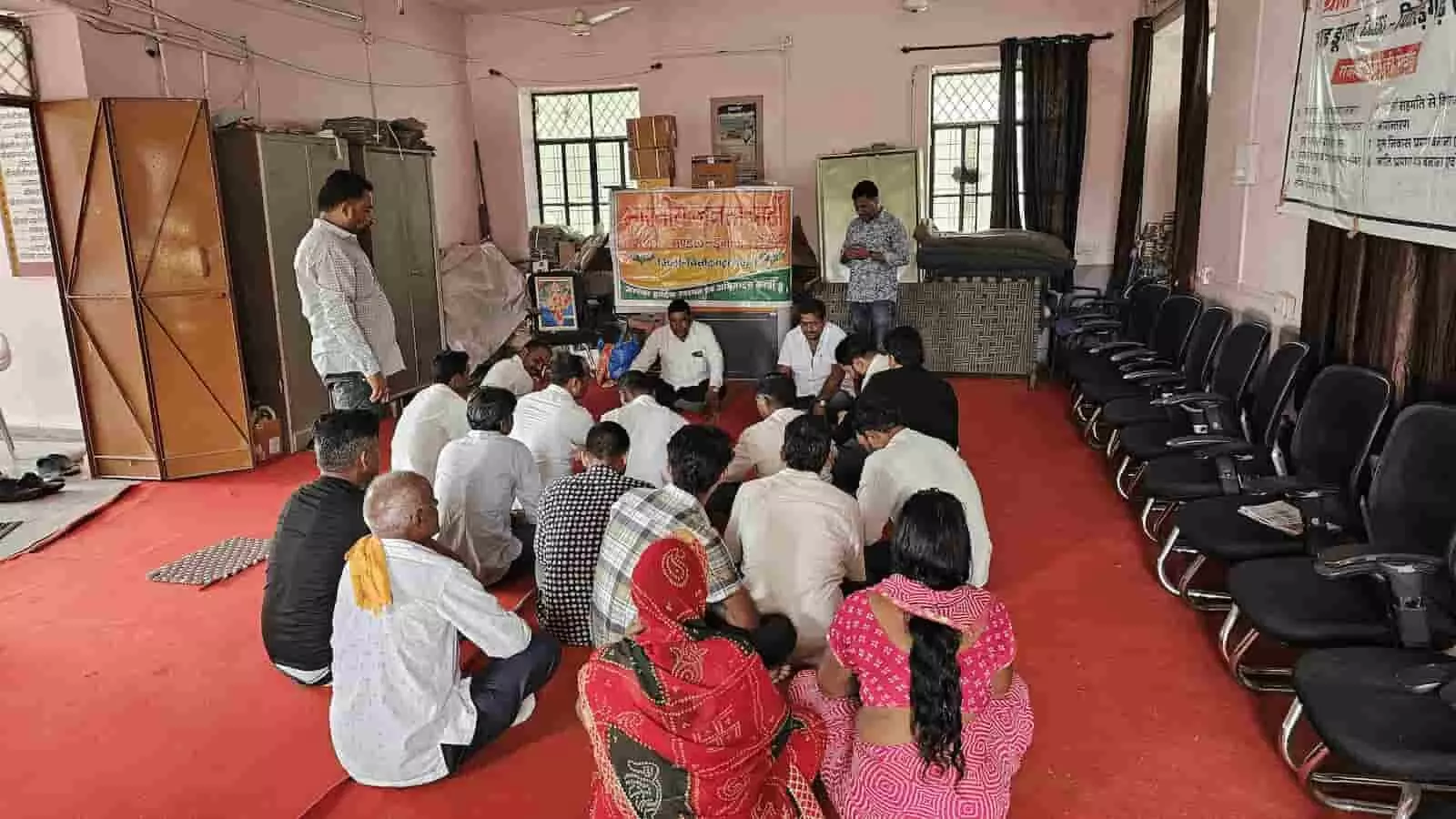 तस्वीर में ग्राम पंचायत कार्यालय डूंगला में बैठक के दौरान बैठे भाजपा कार्यकर्ता और पदाधिकारी दिख रहे हैं। तस्वीर में ग्राम पंचायत कार्यालय डूंगला में बैठक के दौरान बैठे भाजपा कार्यकर्ता और पदाधिकारी दिख रहे हैं।
