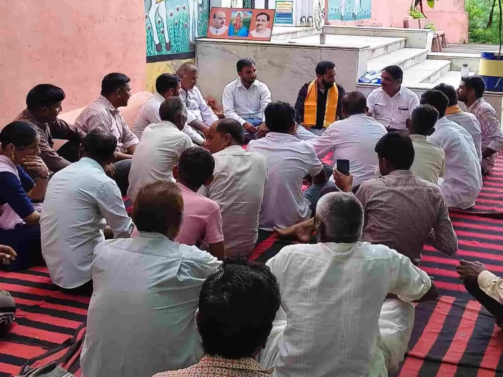 तस्वीर में ताणा के सांडेश्वर महादेव मंदिर में भाजपा पदाधिकारी और कार्यकर्ता बैठक करते दिख रहे हैं। तस्वीर में ताणा के सांडेश्वर महादेव मंदिर में भाजपा पदाधिकारी और कार्यकर्ता बैठक करते दिख रहे हैं।