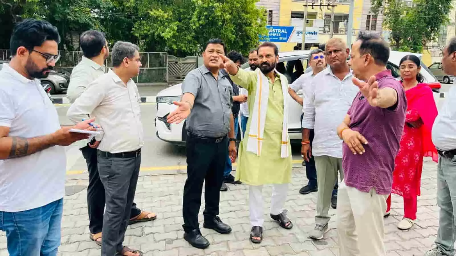 कोटा चम्बल गार्डन के निरीक्षण के दौरान नगर निगम अधिकारियों संग बातचीत करते विधायक संदीप शर्मा।