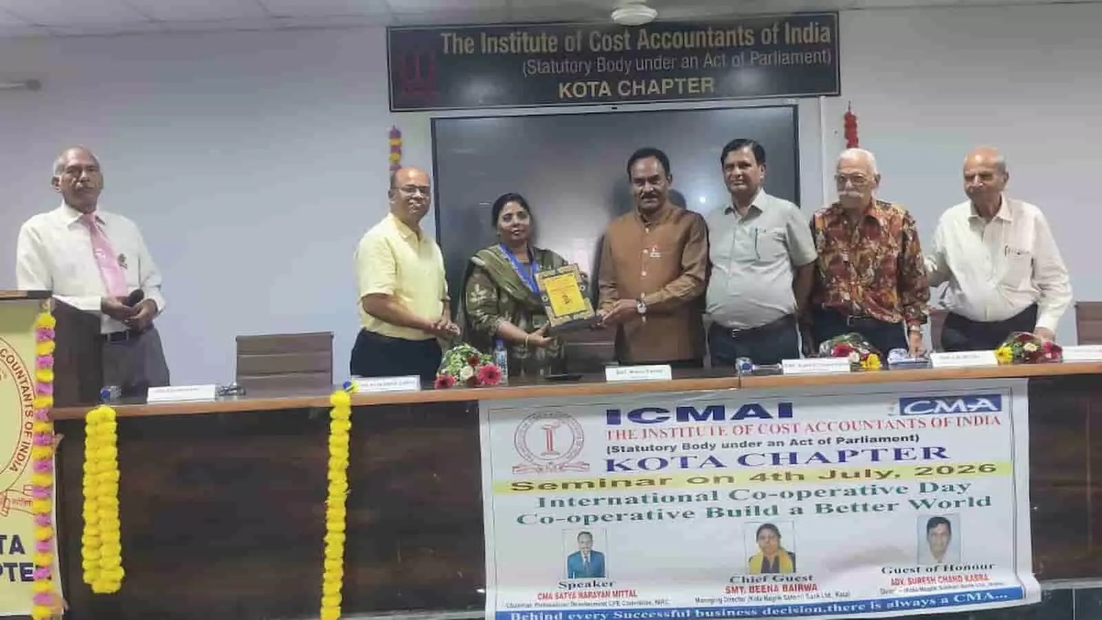 तस्वीर में दिख रहे अतिथि और पदाधिकारी आईसीएमएआई कोटा सेमिनार मंच पर स्मृति चिन्ह प्रदान कर रहे हैं।