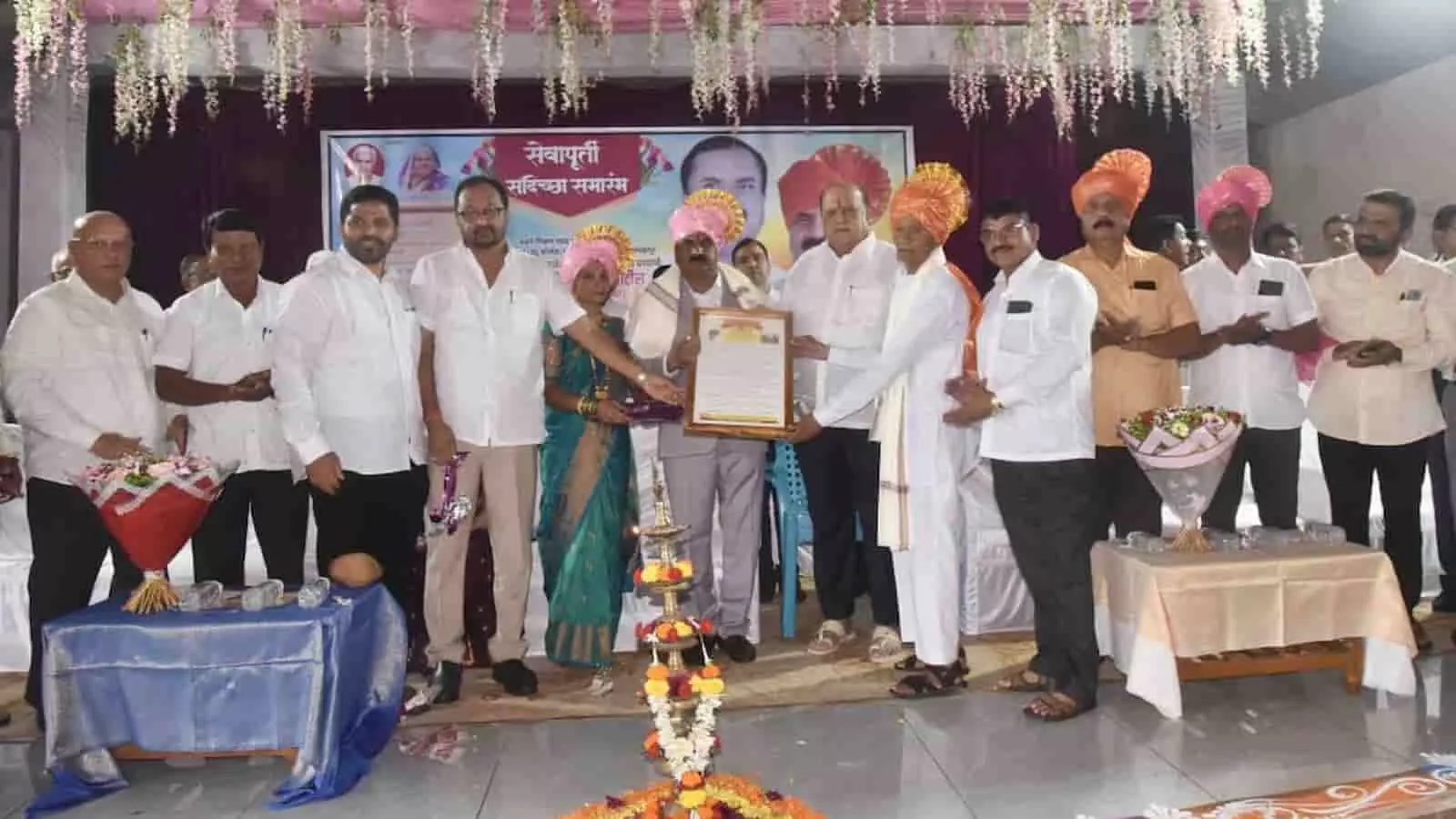 तस्वीर में मंच पर पदाधिकारी एक व्यक्ति को प्रशस्ति पत्र देते हुए दिखाई दे रहे हैं। तस्वीर में मंच पर पदाधिकारी एक व्यक्ति को प्रशस्ति पत्र देते हुए दिखाई दे रहे हैं।
