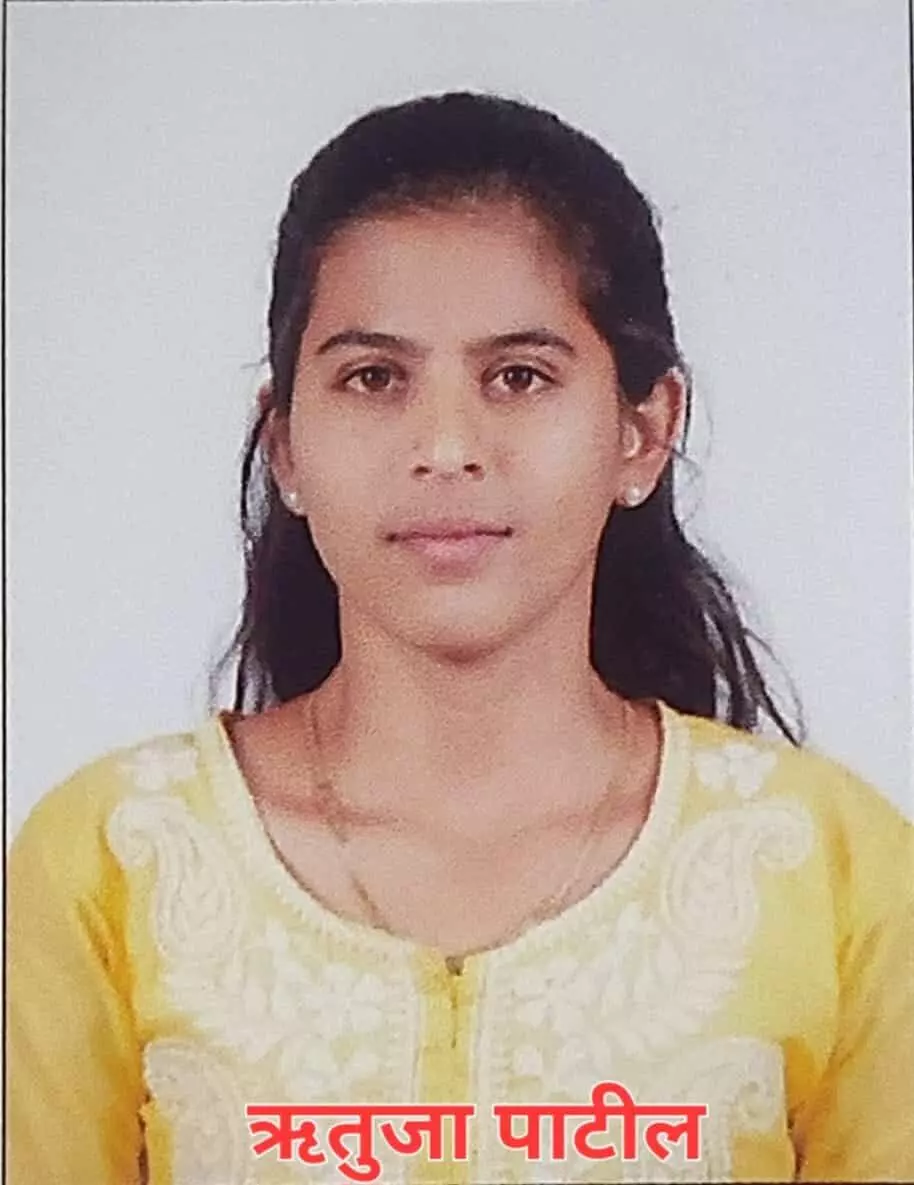 तस्वीर में ऋतुजा बाळासो पाटील पोर्ट्रेट के लिए कैमरे की ओर देखते हुए दिखाई दे रही हैं। तस्वीर में ऋतुजा बाळासो पाटील पोर्ट्रेट के लिए कैमरे की ओर देखते हुए दिखाई दे रही हैं।