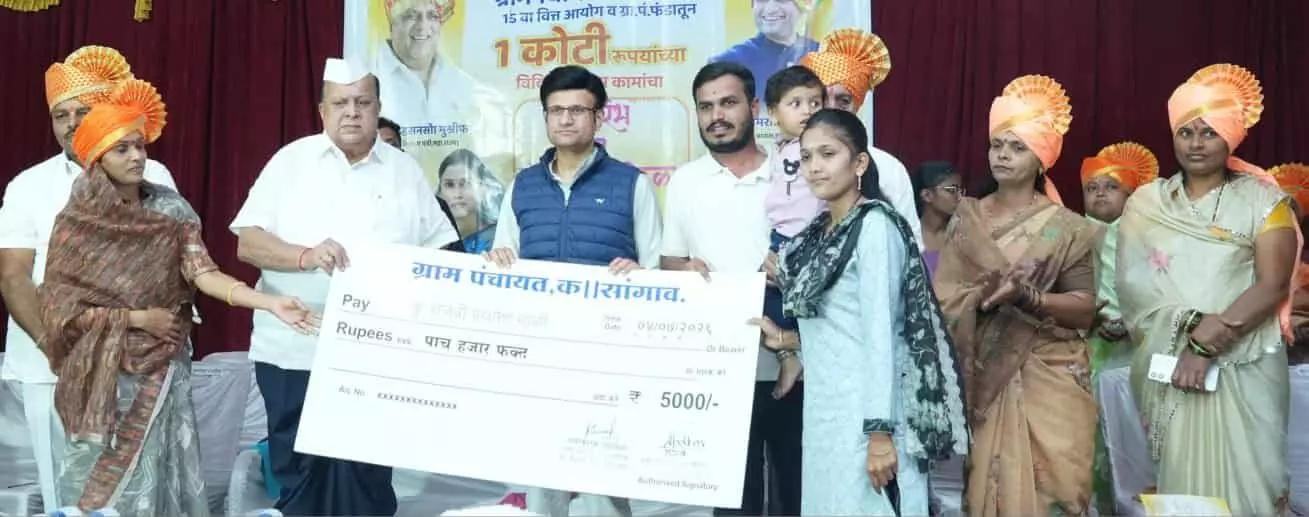 तस्वीर में हसन मुश्रीफ, समरजीतसिंह घाटगे और अन्य लोग कसबा सांगाव में धनादेश वितरण के दौरान दिखाई दे रहे हैं। तस्वीर में हसन मुश्रीफ, समरजीतसिंह घाटगे और अन्य लोग कसबा सांगाव में धनादेश वितरण के दौरान दिखाई दे रहे हैं।