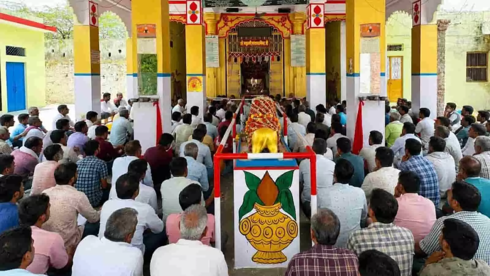 श्री रुद्राणी माताजी मंदिर परिसर में बैठकर धार्मिक आयोजन में भाग लेते पटेल समाज के लोग।