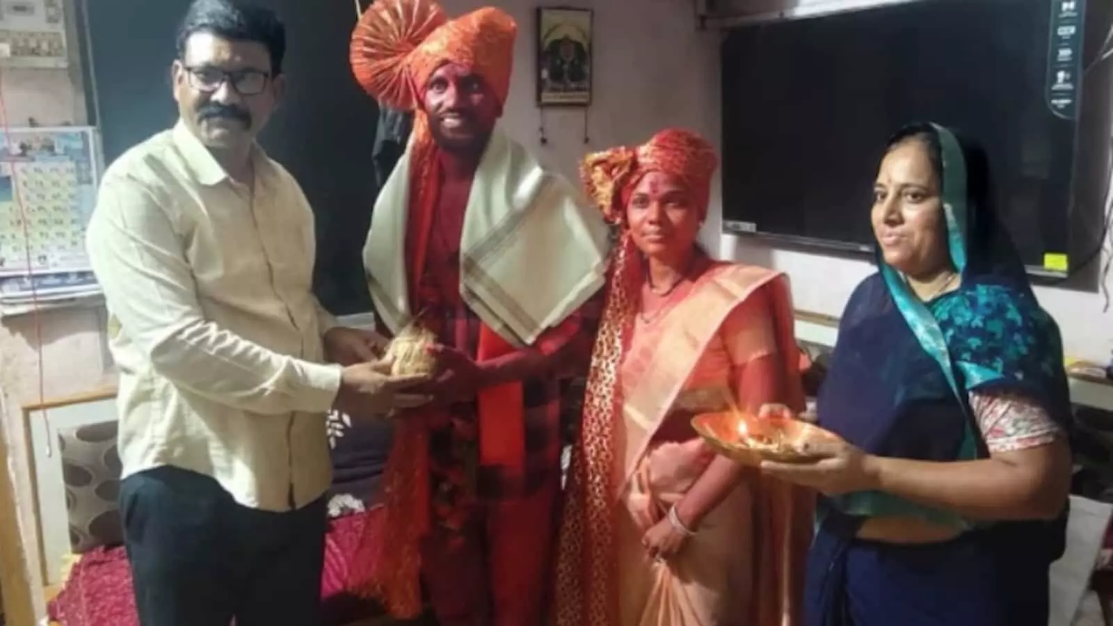 तस्वीर में कल्पेश मच्छिंद्र पारधी कैमरे की ओर खड़े दिखाई दे रहे हैं। तस्वीर में कल्पेश मच्छिंद्र पारधी कैमरे की ओर खड़े दिखाई दे रहे हैं।