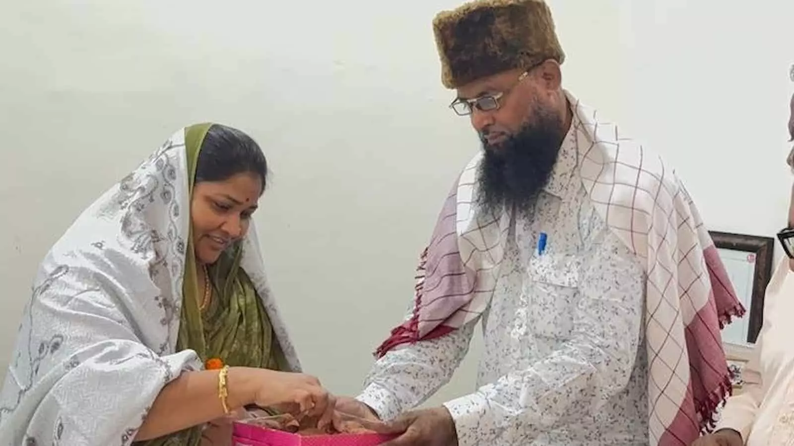 विधायक इंदिरा मीणा और हाजी जमील खां बौली में एक-दूसरे को मिठाई भेंट कर रहे हैं।