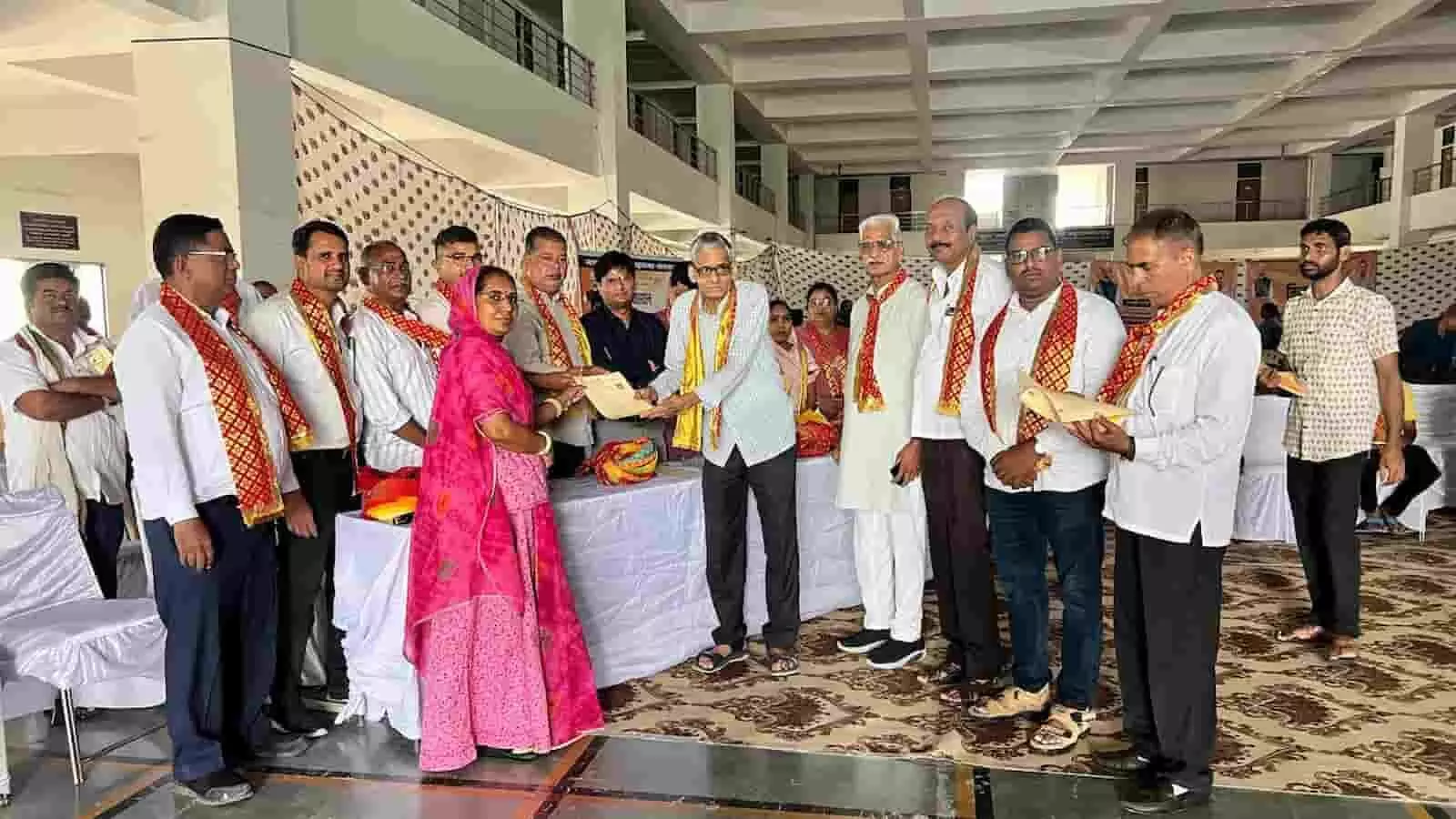 फतहनगर में प्रशासनिक शिविर के दौरान अधिकारी और जनप्रतिनिधि लाभार्थियों को पट्टे सौंप रहे हैं।