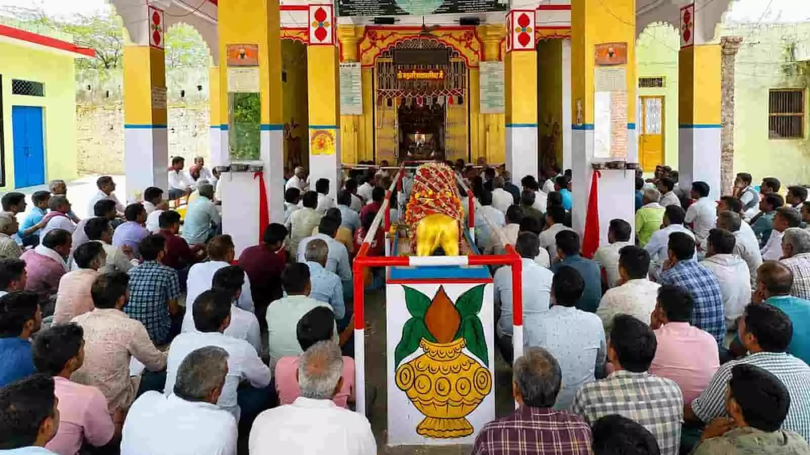 खेरवाड़ा के मंदिर में अच्छी वर्षा के लिए प्रार्थना करते पटेल समाज के लोग।