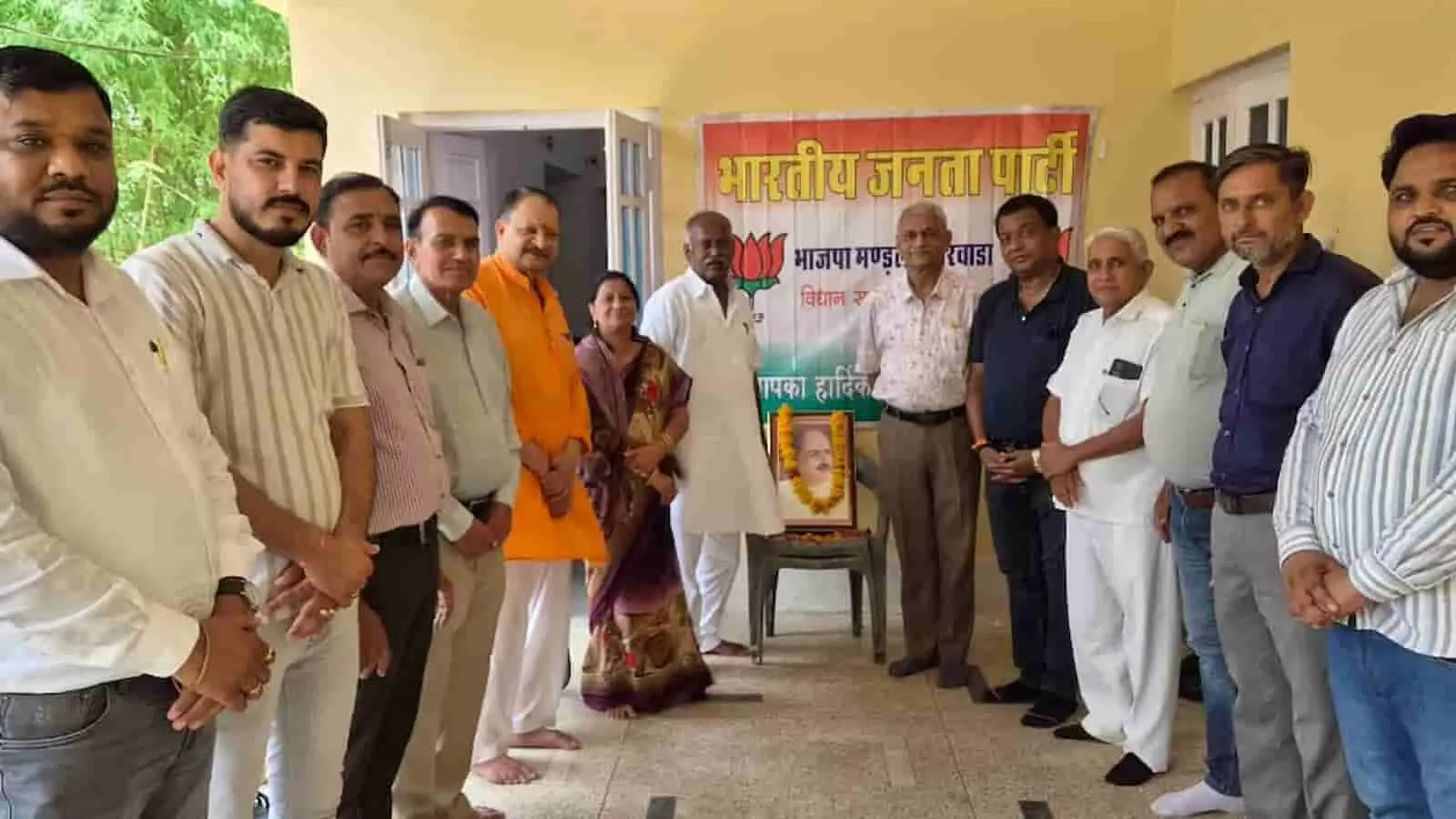 तस्वीर में खेरवाड़ा के डाक बंगले में भाजपा कार्यकर्ता श्यामा प्रसाद मुखर्जी के चित्र के समक्ष उपस्थित हैं।
