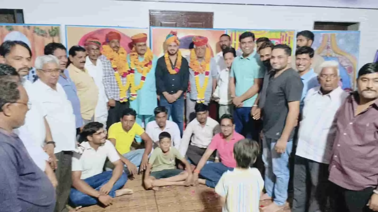 परबतसर में माली समाज के सम्मान समारोह के दौरान मंच पर माला पहने खड़े लोग। परबतसर में माली समाज के सम्मान समारोह के दौरान मंच पर माला पहने खड़े लोग।
