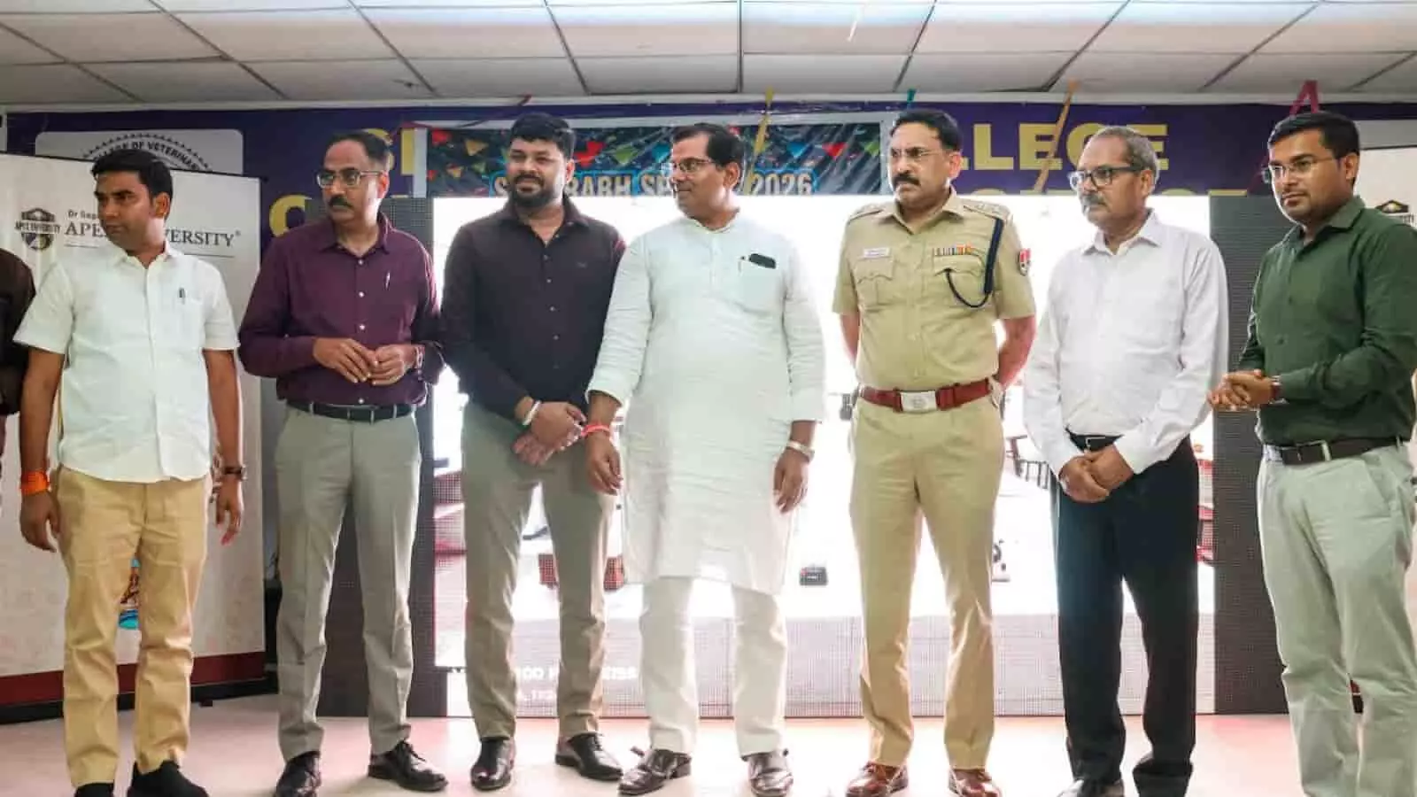 हिंडौन के कॉलेज कार्यक्रम में मंचासीन अतिथि और विभिन्न अधिकारी उपस्थित हैं।