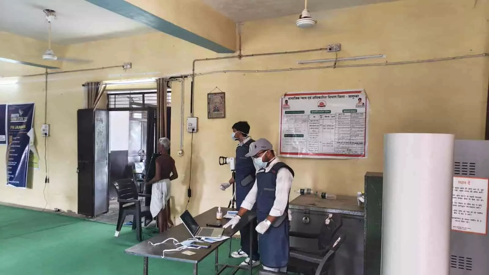 स्वास्थ्य शिविर में चिकित्सा कर्मी पोर्टेबल मशीन से ग्रामीण की टीबी जांच कर रहे हैं। स्वास्थ्य शिविर में चिकित्सा कर्मी पोर्टेबल मशीन से ग्रामीण की टीबी जांच कर रहे हैं।