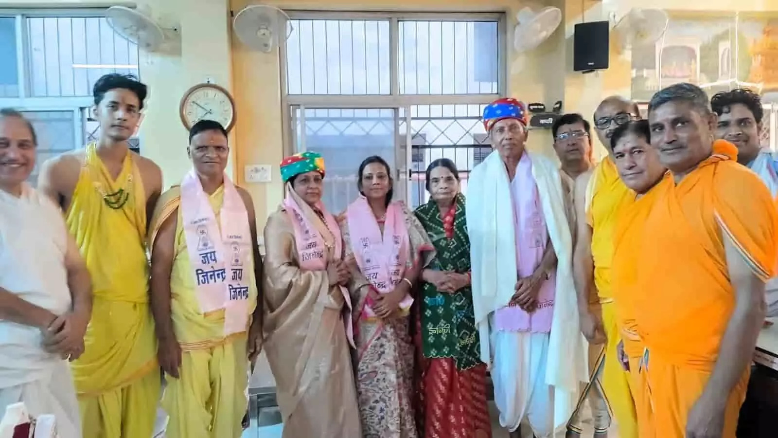 खेरवाड़ा के जैन मंदिर में मोक्ष कल्याणक के दौरान उपस्थित श्रद्धालु और समाज के पदाधिकारी। खेरवाड़ा के जैन मंदिर में मोक्ष कल्याणक के दौरान उपस्थित श्रद्धालु और समाज के पदाधिकारी।