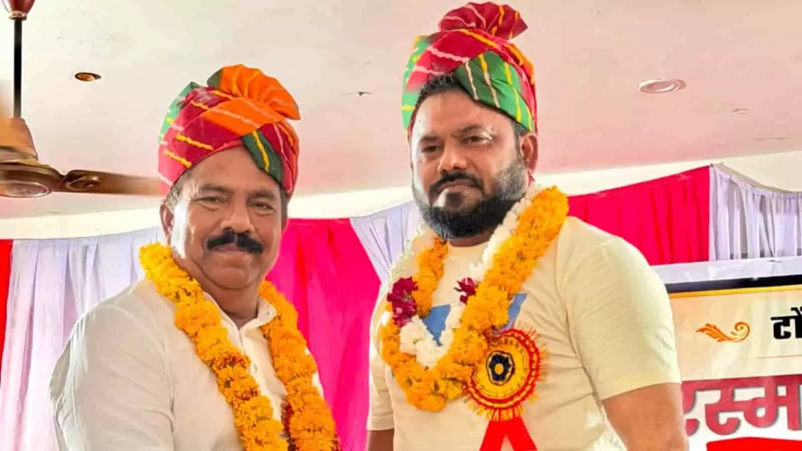 टोंक के कार्यक्रम में साफा और माला पहने हुए सैयद मुबारक अली और अकबर खान की तस्वीर। टोंक के कार्यक्रम में साफा और माला पहने हुए सैयद मुबारक अली और अकबर खान की तस्वीर।